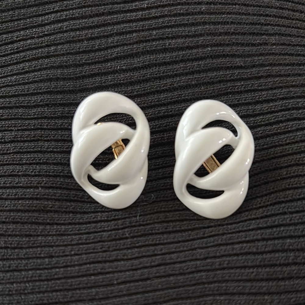 Vintage Napier clip on earrings. Elegant White enamel chain link design.